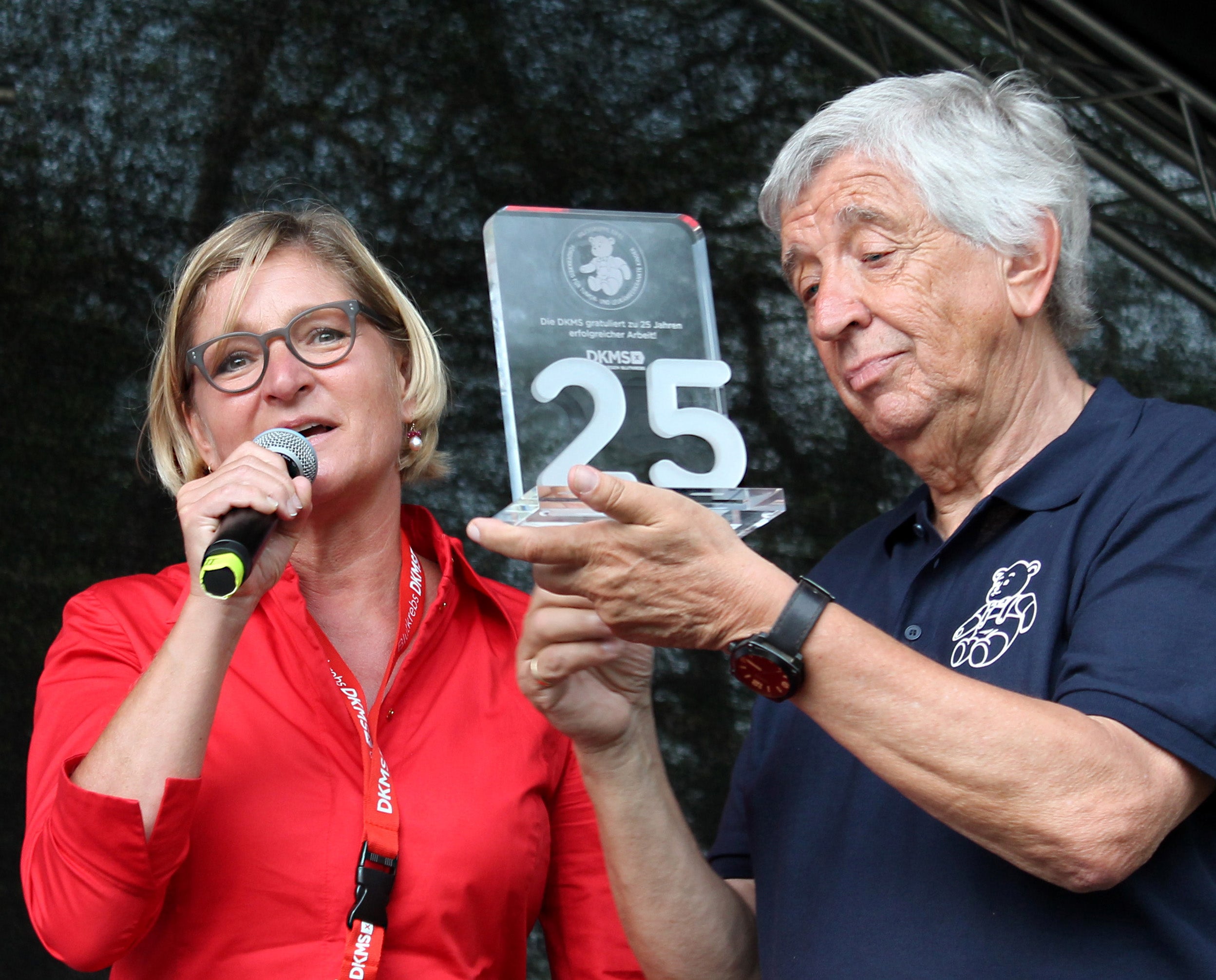 Eine 25 schenkte Iris Theisen von der DKMS der Hilfsgruppe zu ihrem 25. Geburtstag, der am 28. Mai 2017 mit einem großen Familienfest gefeiert wurde. Willi Greuel nahm die 25 mit Stolz entgegen. Foto: Reiner Züll