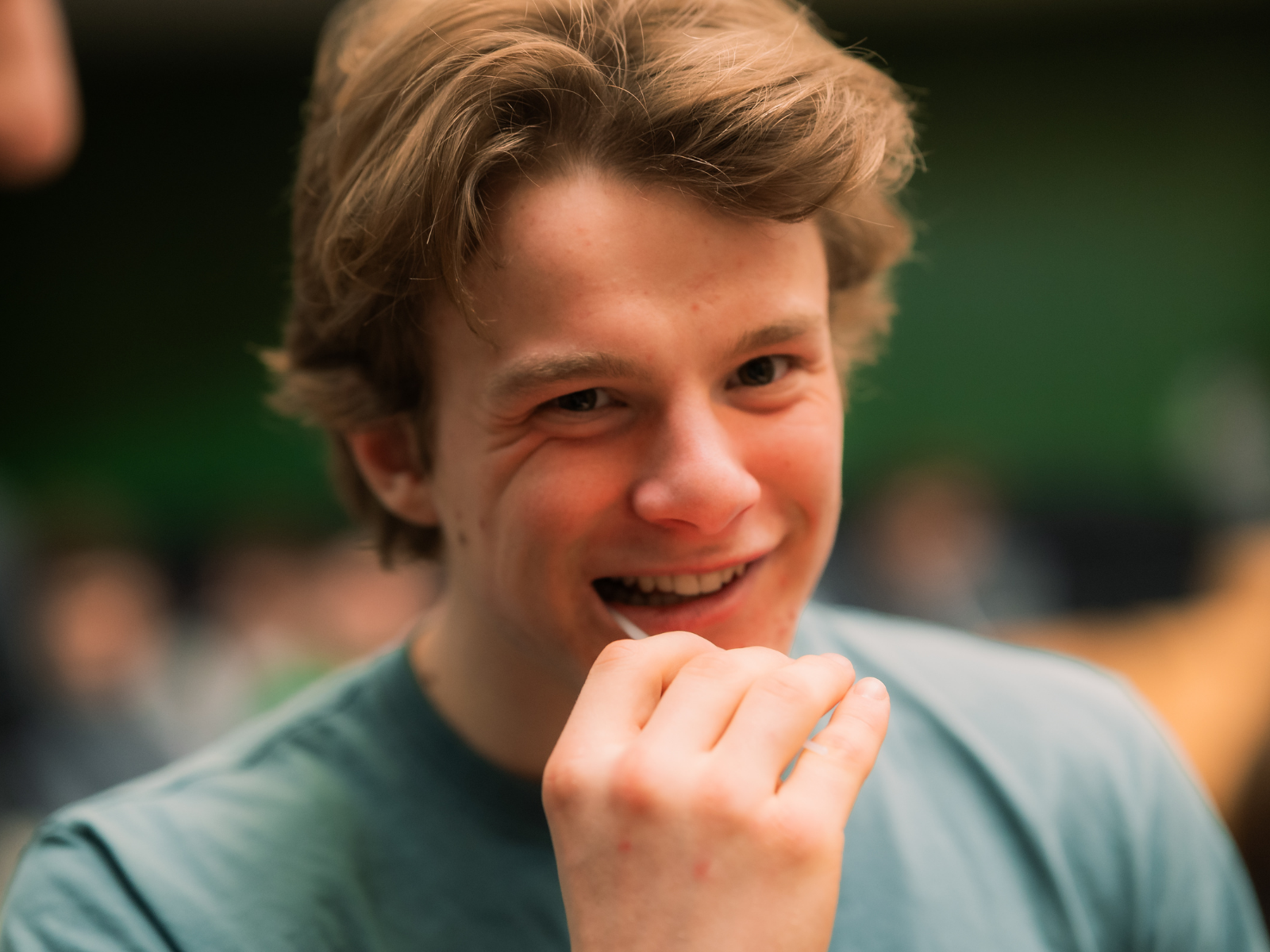 Ein Schüler macht einen Wangenabstrich