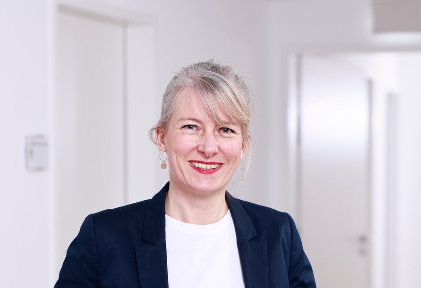 Rabea Karthoff lächelt in die Kamera