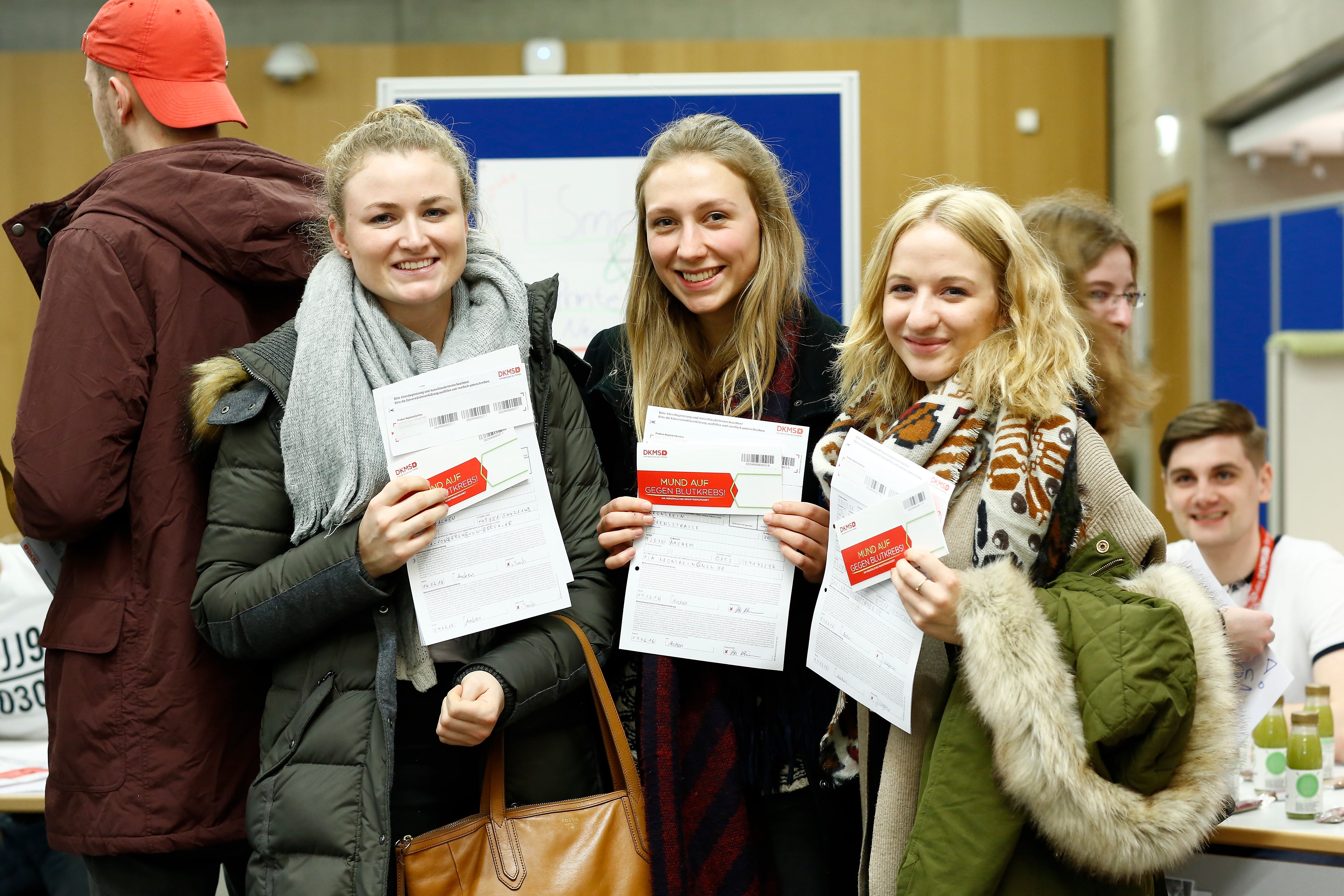 drei junge Frauen mit Registrierungssets