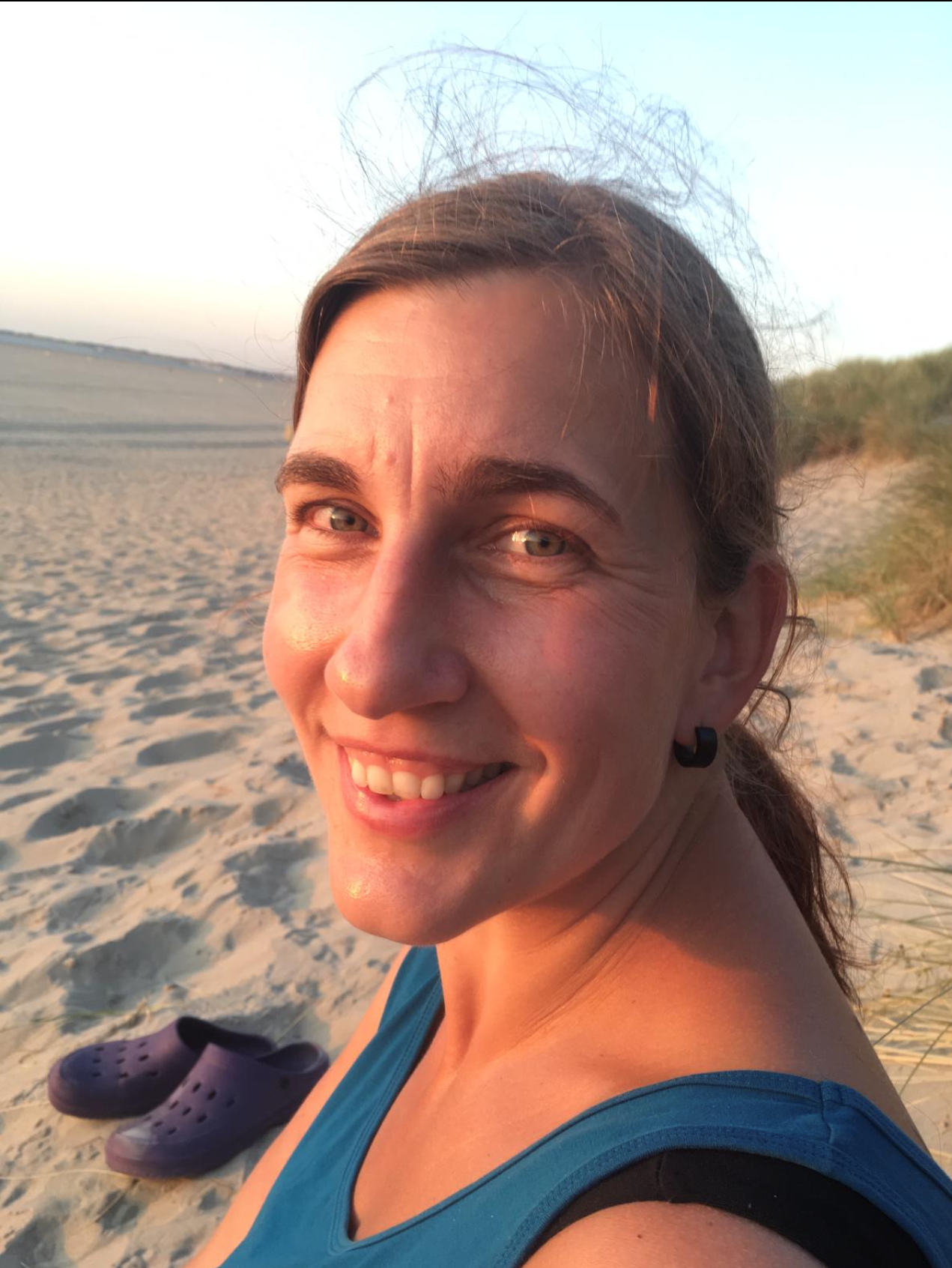 Marina macht ein Selfie am Strand