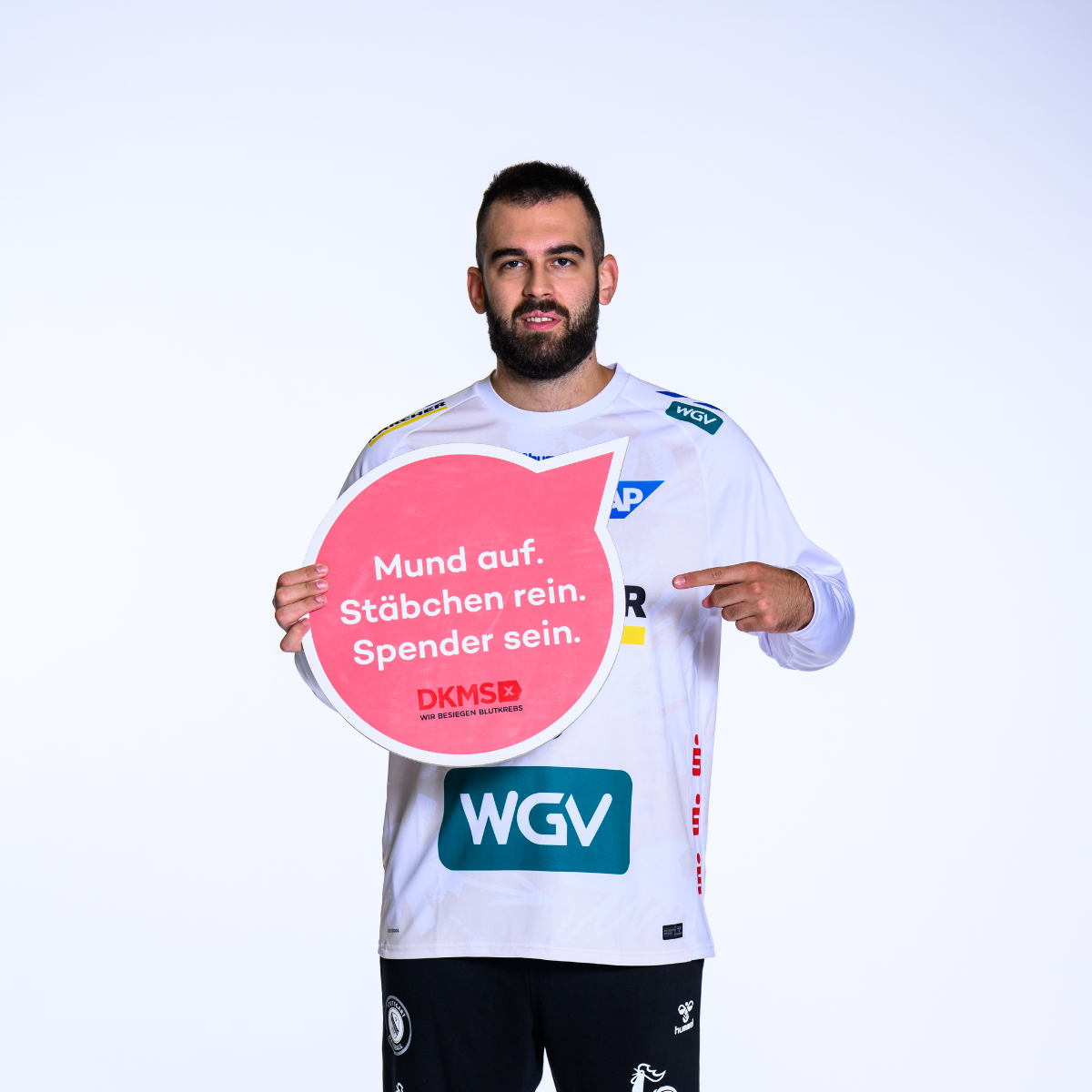 Ein Mann hält ein Schild