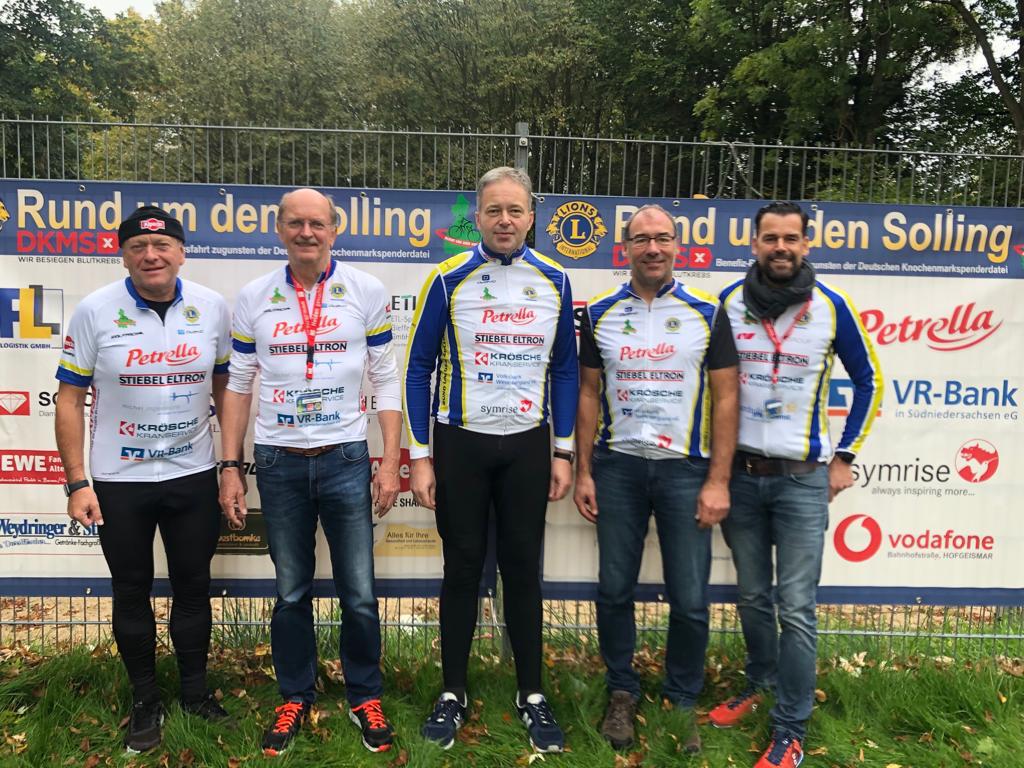 Eine Gruppe von Männern mit Sporthemden