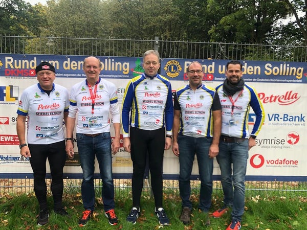 Eine Gruppe von Männern mit Sporthemden