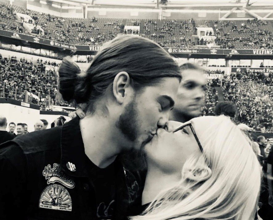 Patient Volker mit seiner Frau in der Veltins Arena 