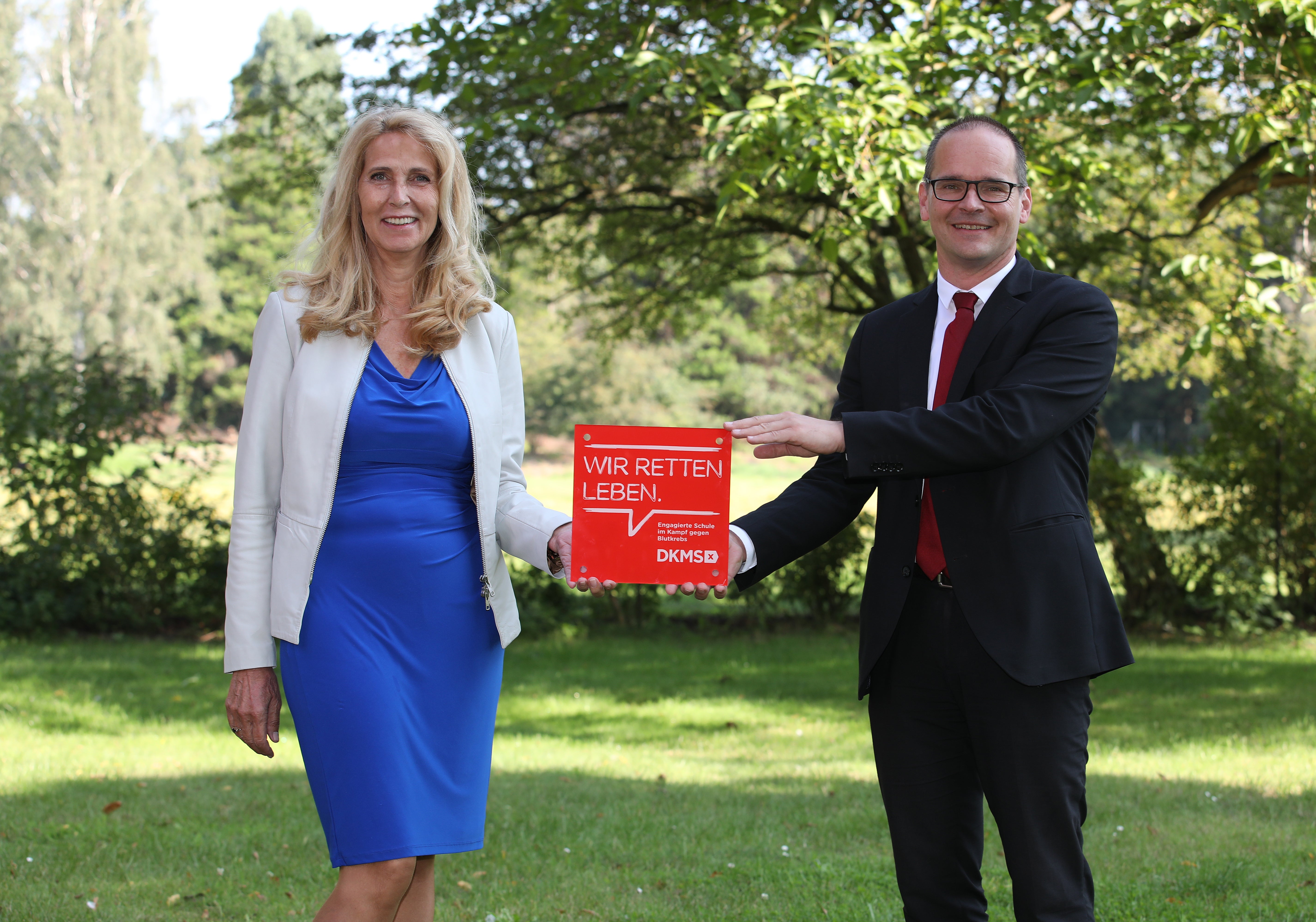 Elke Neujahr und Grant Hendrik Tonne posieren für ein Foto