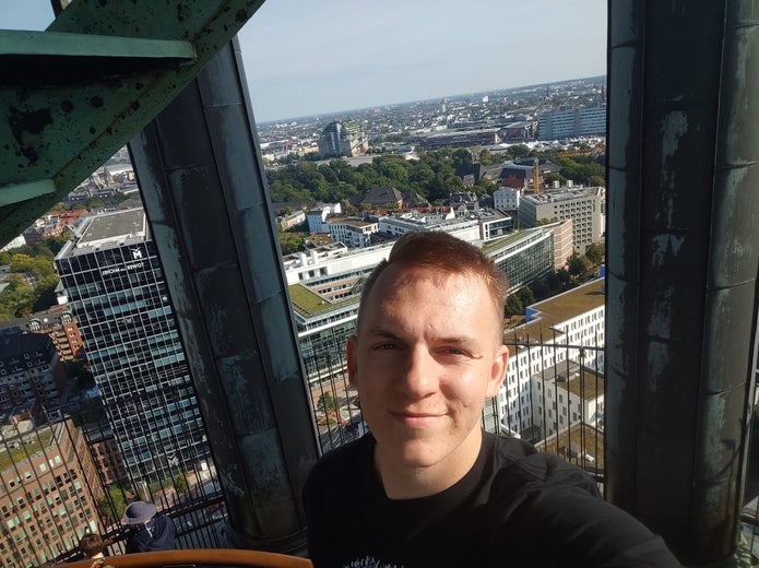 Patient Kacper lächelt in die Kamera 