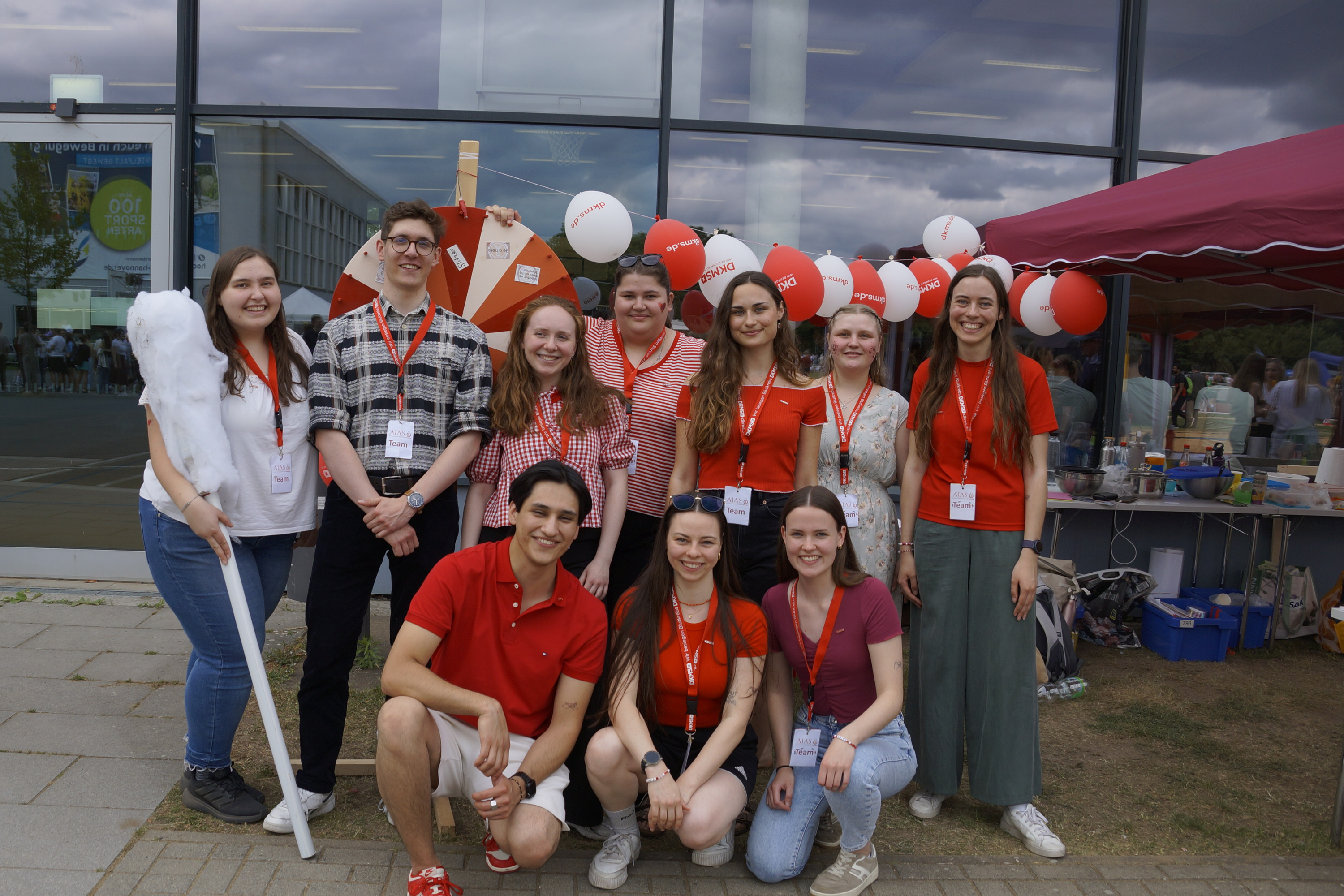 Eine Gruppe von Menschen posiert für ein Foto