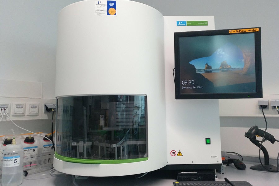 Eine Maschine mit einem Bildschirm und einem Monitor