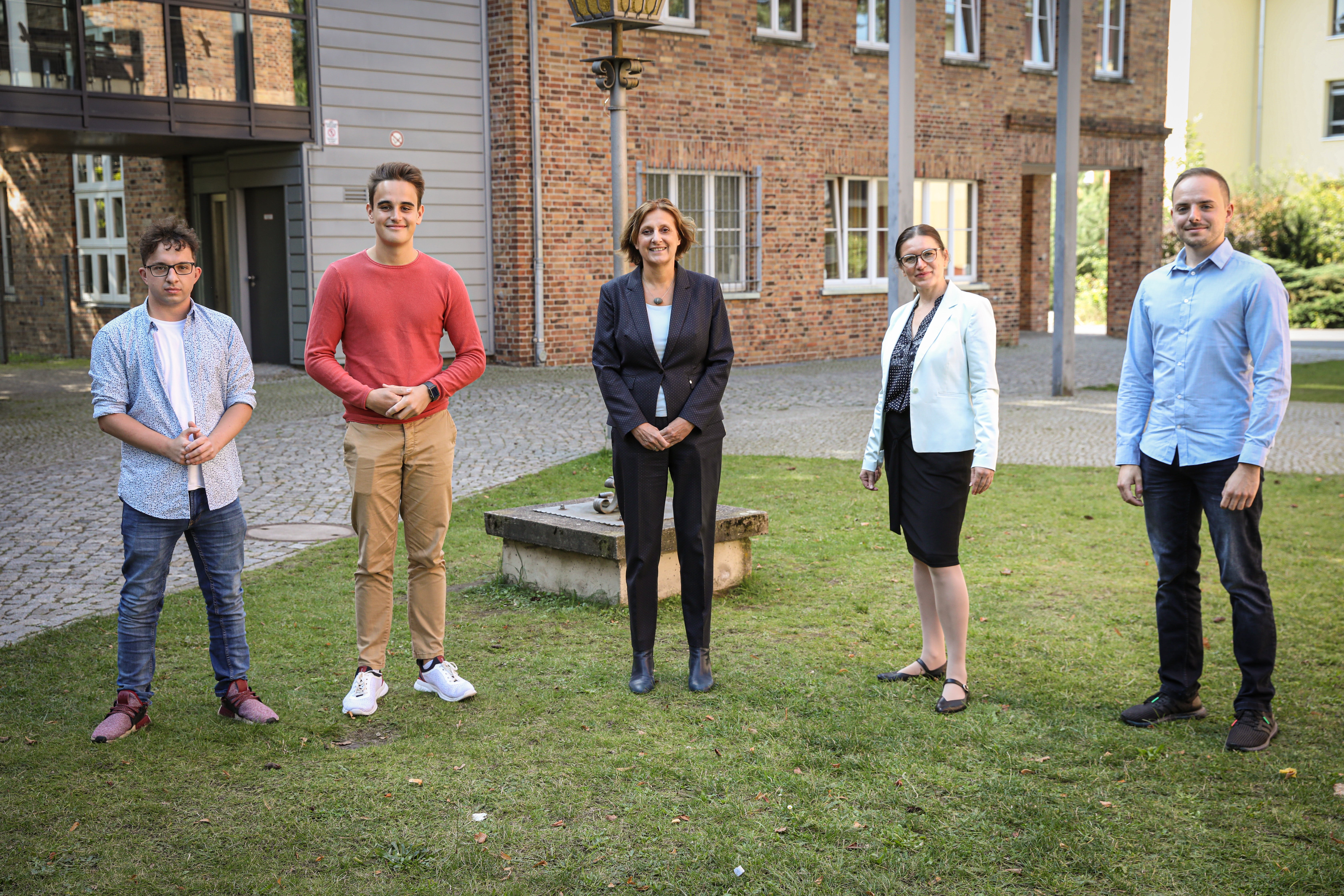 v.l. Alex Ratajczak, Dario Schramm, Britta Ernst, Konstanze Burkard, Steven Hoffmann (Stammzellspender) posieren für ein Foto