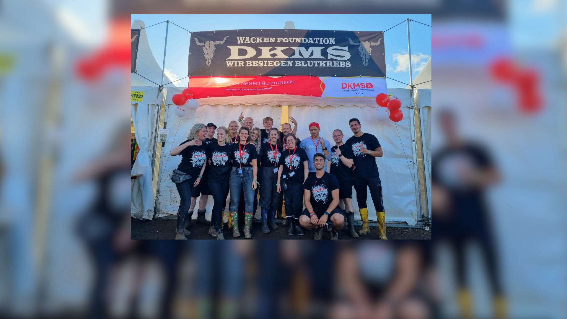 Eine Gruppe von Menschen, die für ein Foto posieren