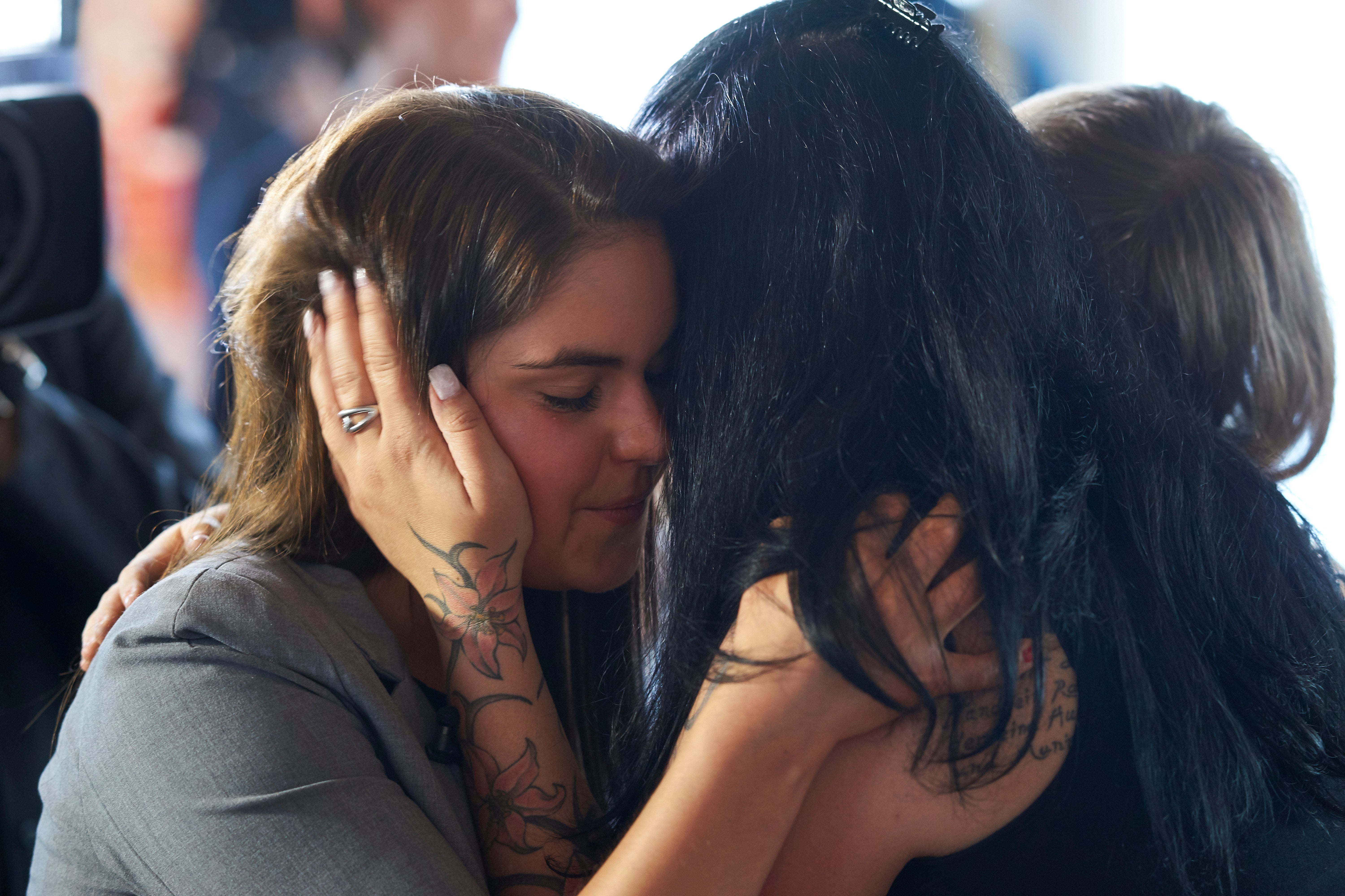 Zwei Frauen, die sich umarmen