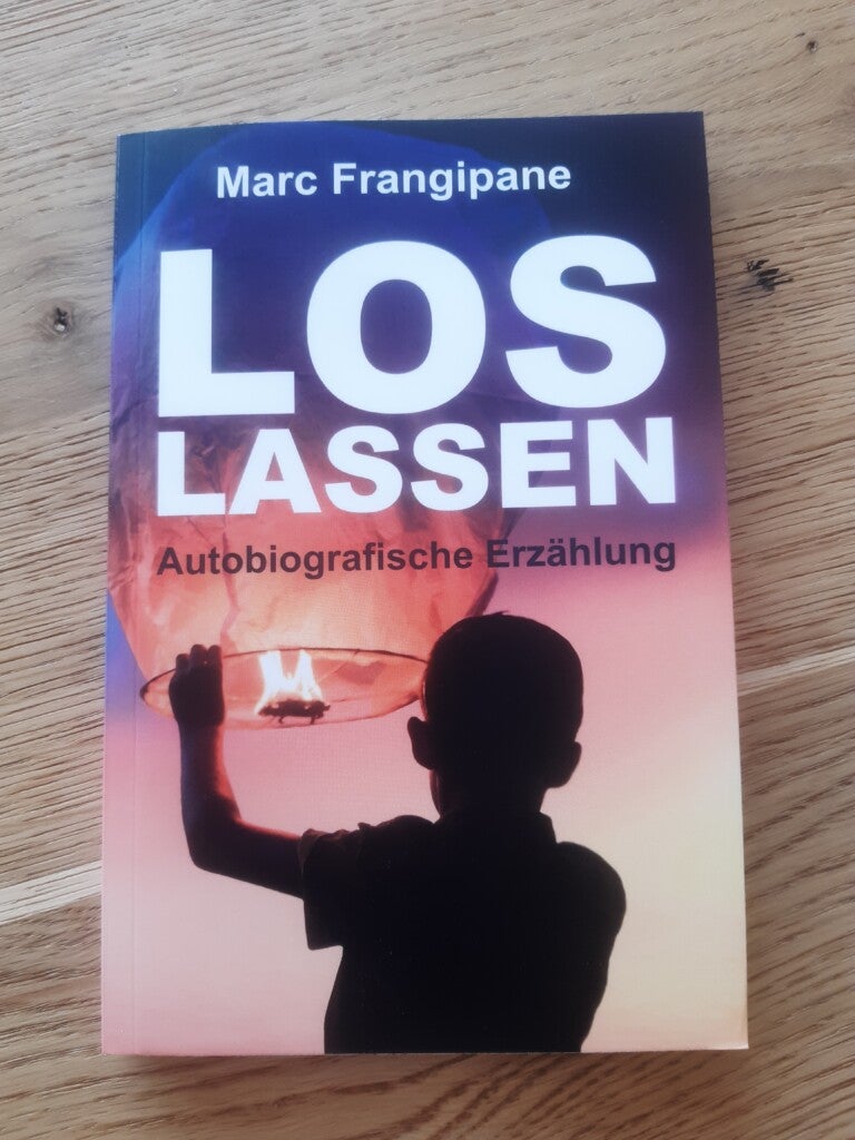 Ein Buch auf einem Tisch von Marc Frangipane. Es hat den Titel "Los Lassen Autobiografische Erzählung"