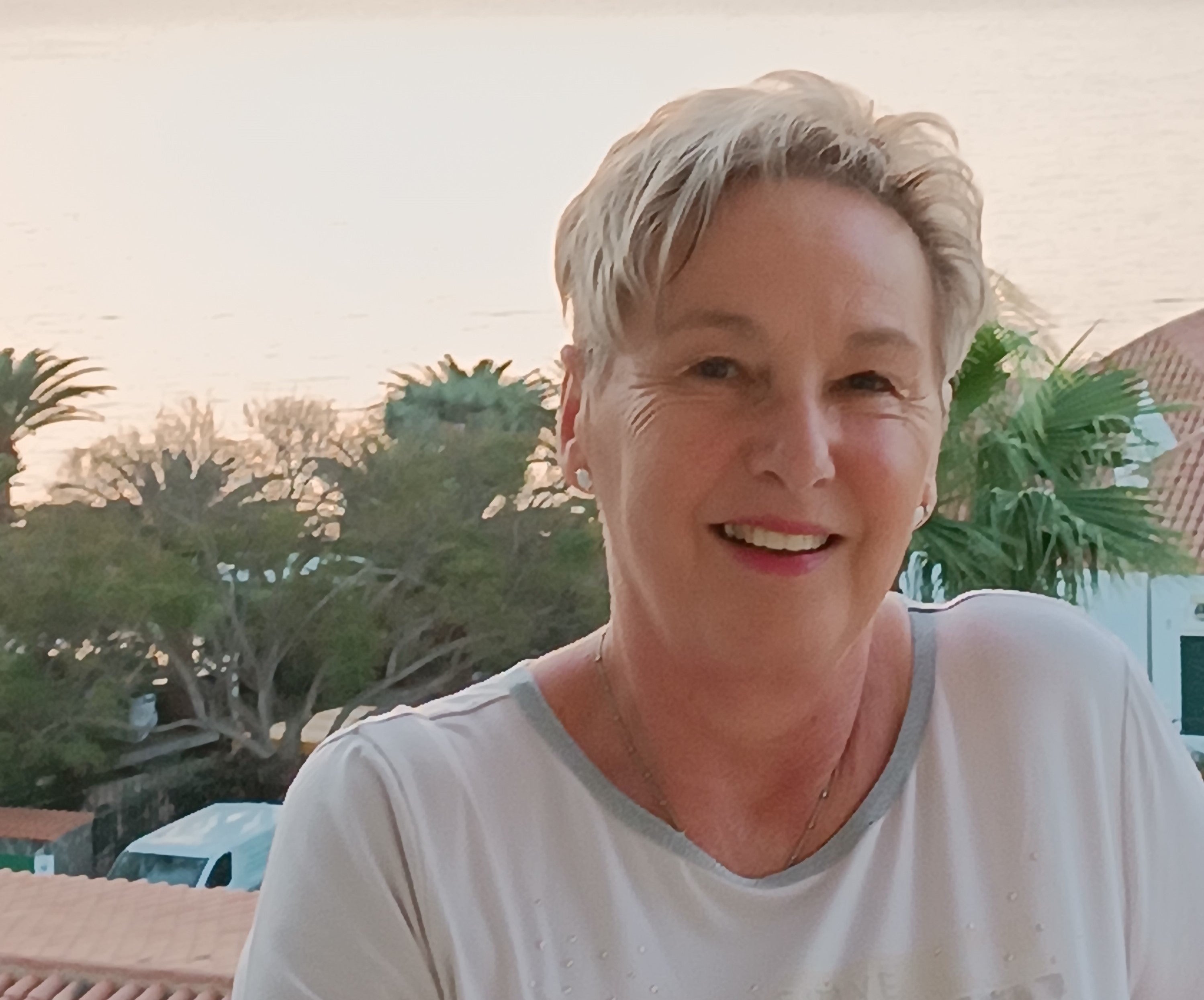 Eine Frau lächelt in die Kamera