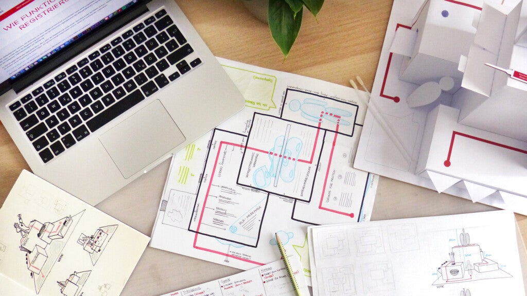 Ein Laptop und Papiere auf einem Schreibtisch