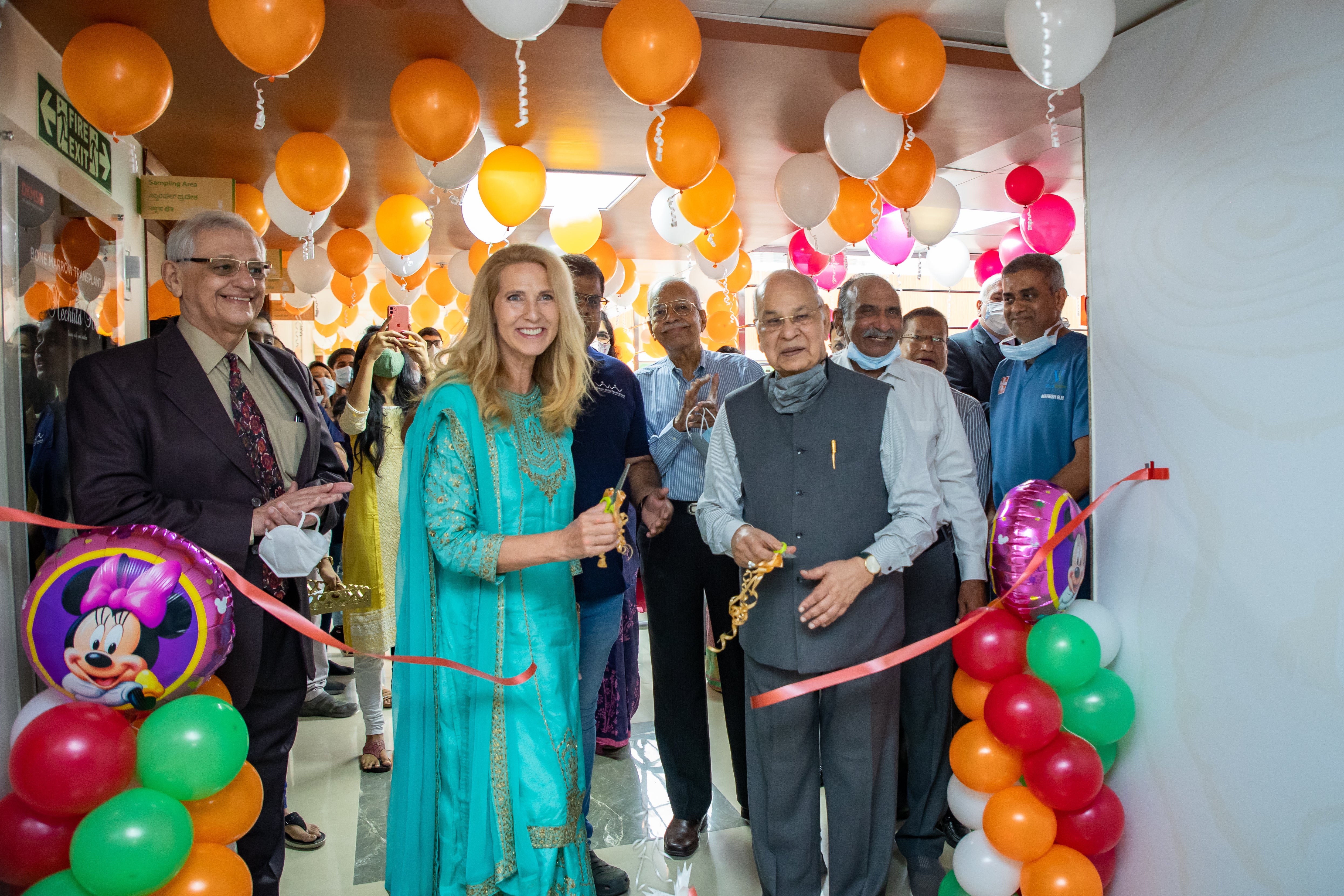 Eine Gruppe von Menschen, die in einem Raum mit Luftballons stehen