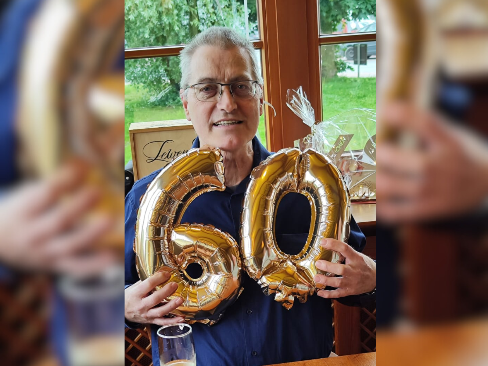 Foto von Andreas mit goldenen Luftballons