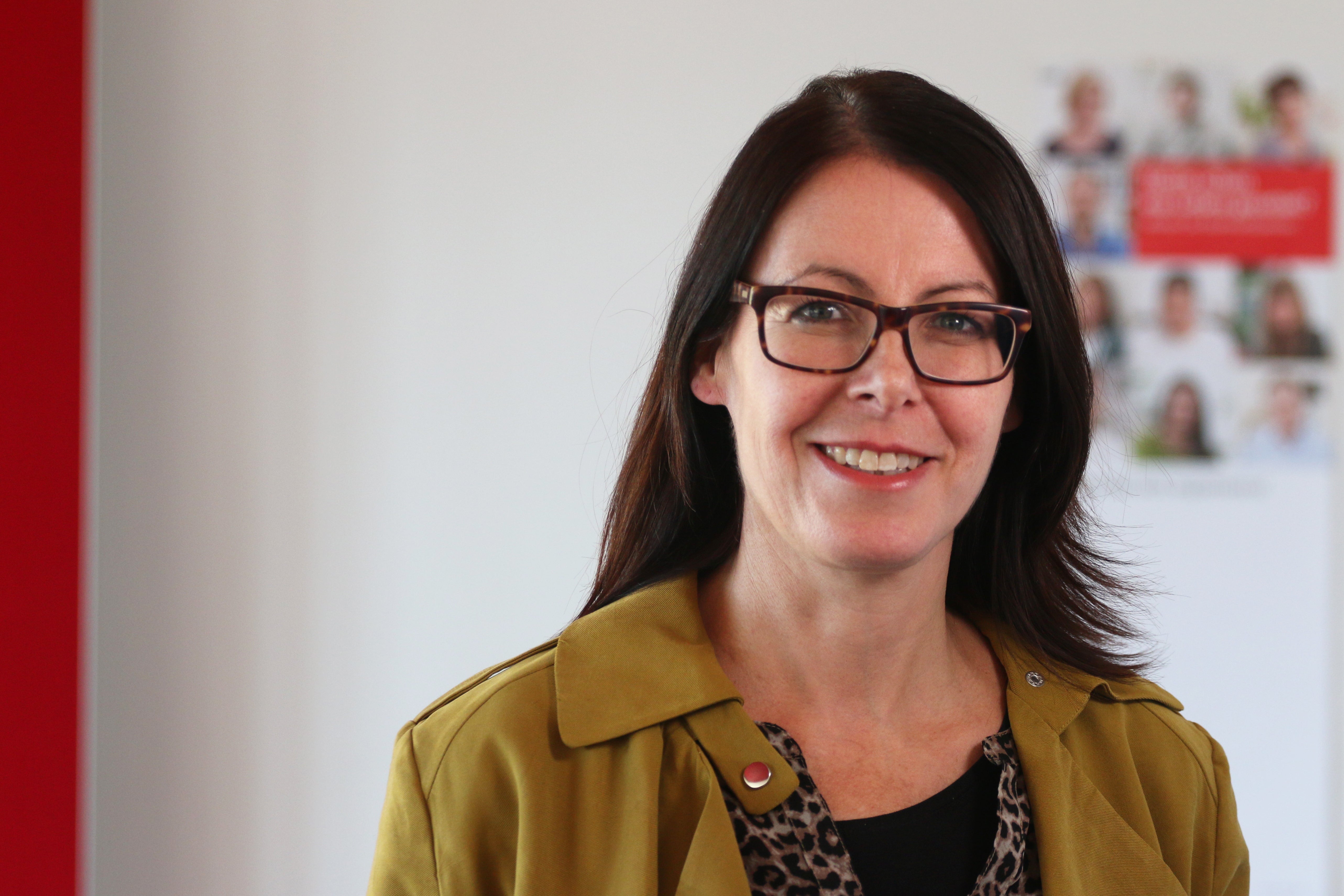 Svenja Ebbing leitet die Bildungskommunikation bei der DKMS, Porträt von ihr