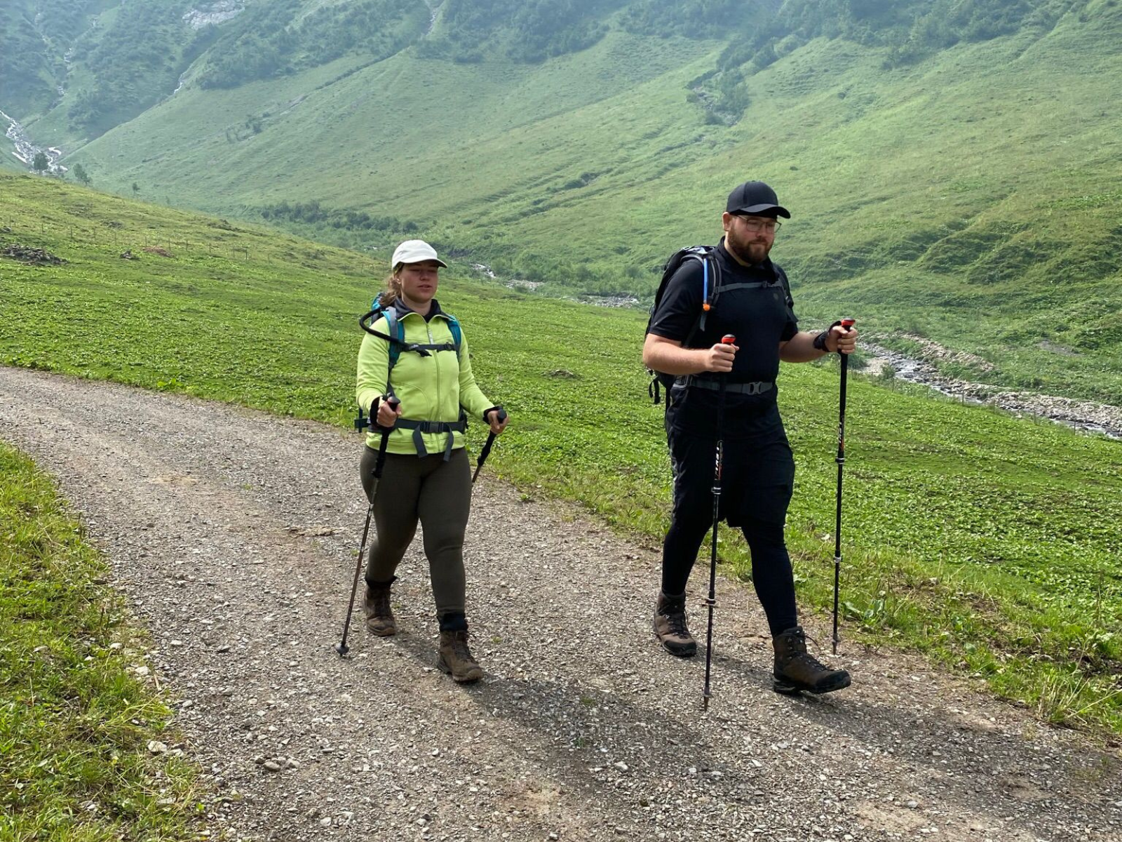Fabienne und ihr Freund wandern durch eine grüne Landschaft