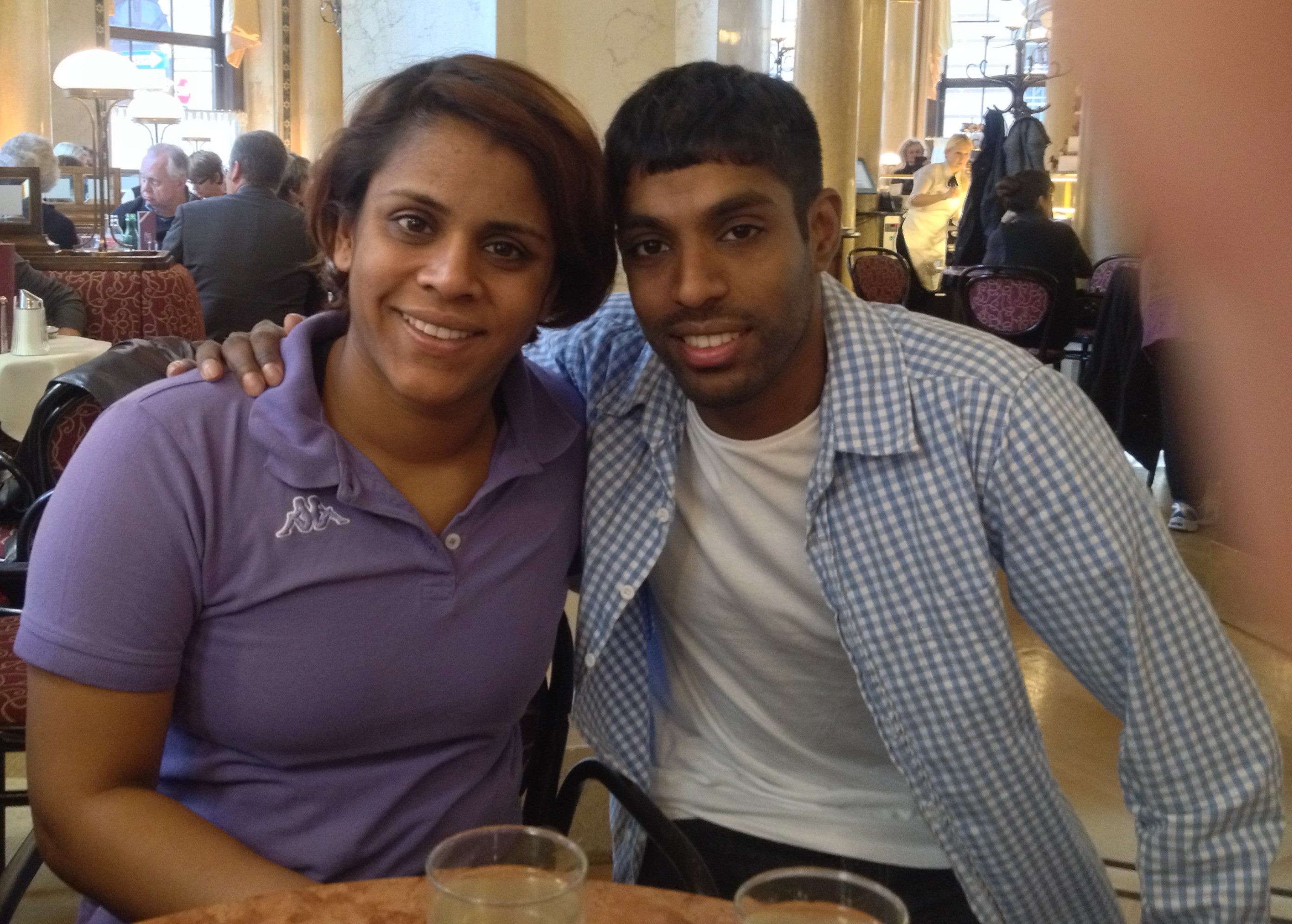 Ein Mann und eine Frau sitzen an einem Tisch und posieren für ein Foto