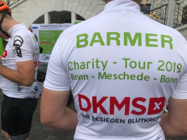 Trikot mit dem Aufdruck Charity Tour 2019 Bonn - Meschede- Bonn mit den Logos der Barmer und der DKMS