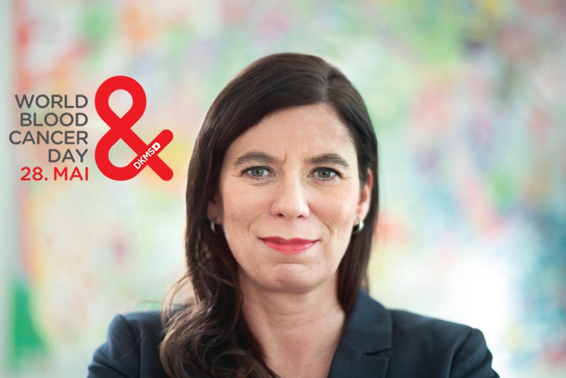 Eine Frau mit dunklem Haar posiert für ein Bild