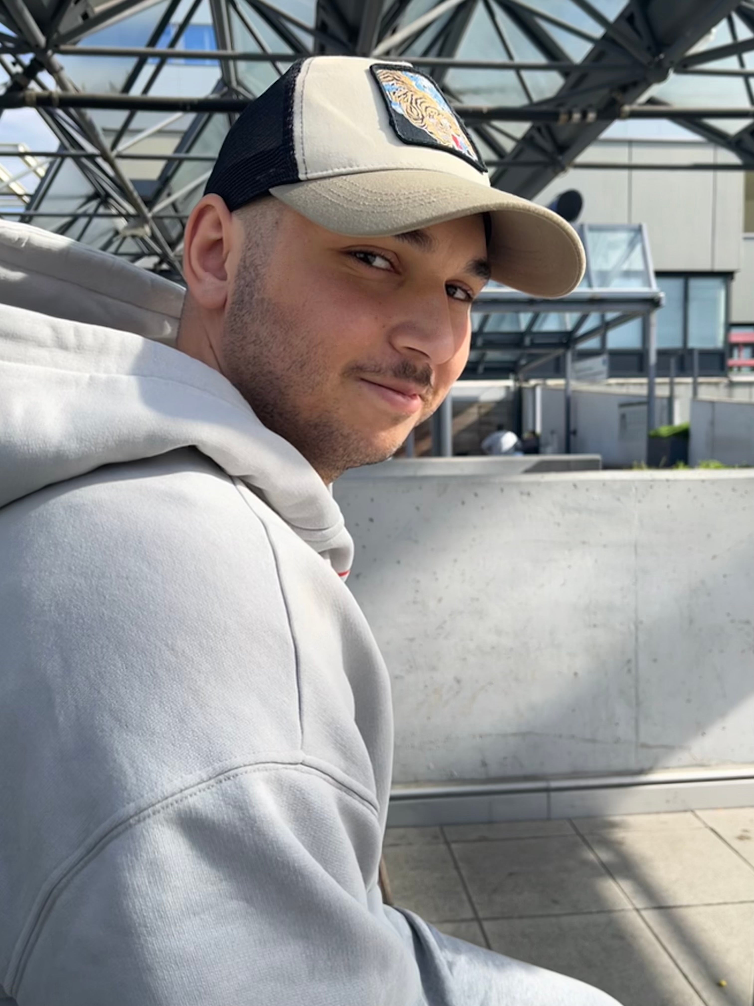 Auf dem Bild ist Patient Luca zu sehen.