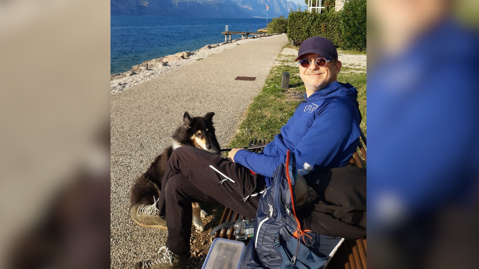 Ein Mann und ein Hund sitzen am Meer.