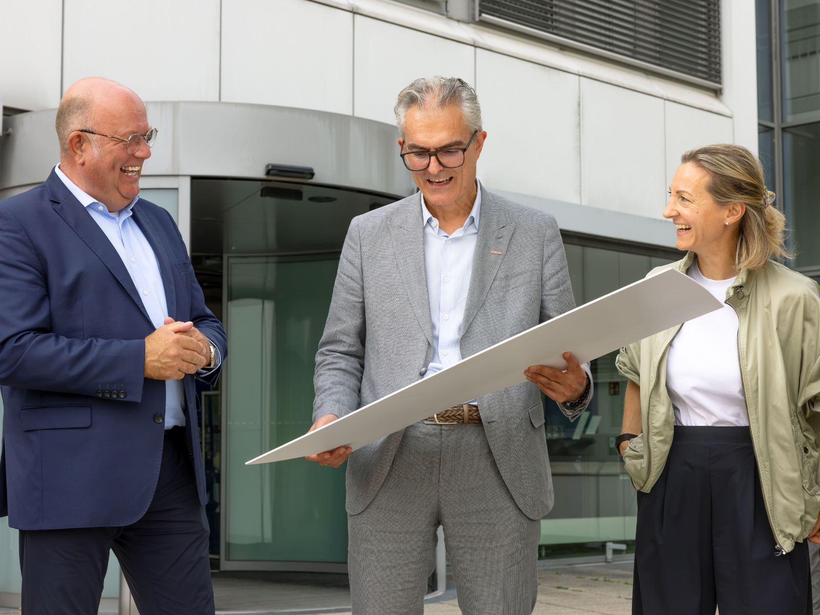 vlnr: Dr. Alexander von Preen (CEO INTERSPORT Deutschland), Stephan Schumacher (Geschäftsführer der DKMS Donor Center gGmbH) und Henriette Tesch (COO INTERSPORT Deutschland)