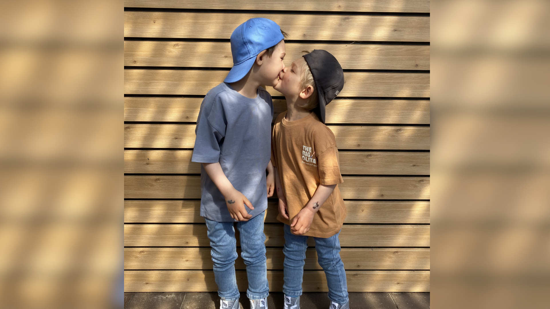 Zwei sich küssende Jungen