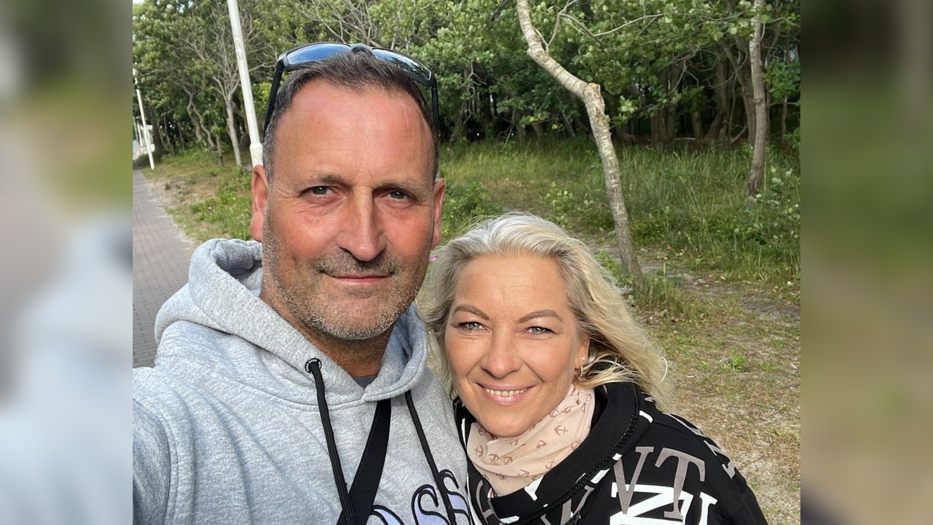 Ein Mann und eine Frau, die ein Selfie machen