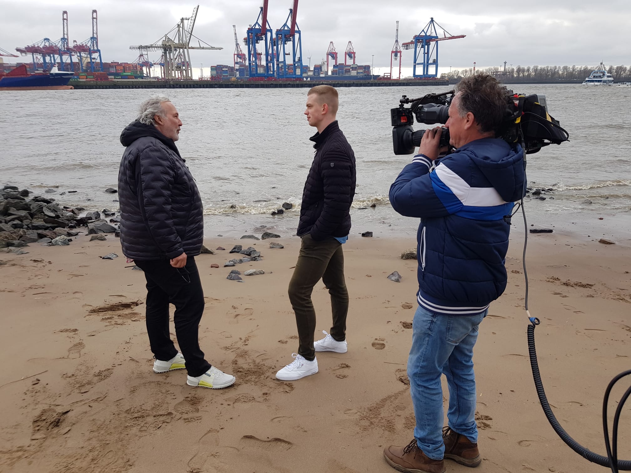 Arno und Nico werden von einem Kamerateam gefilmt