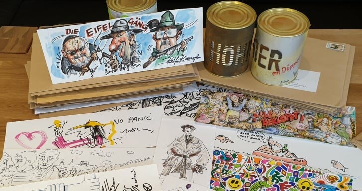 Eine Gruppe bemalter Karten und Dosen