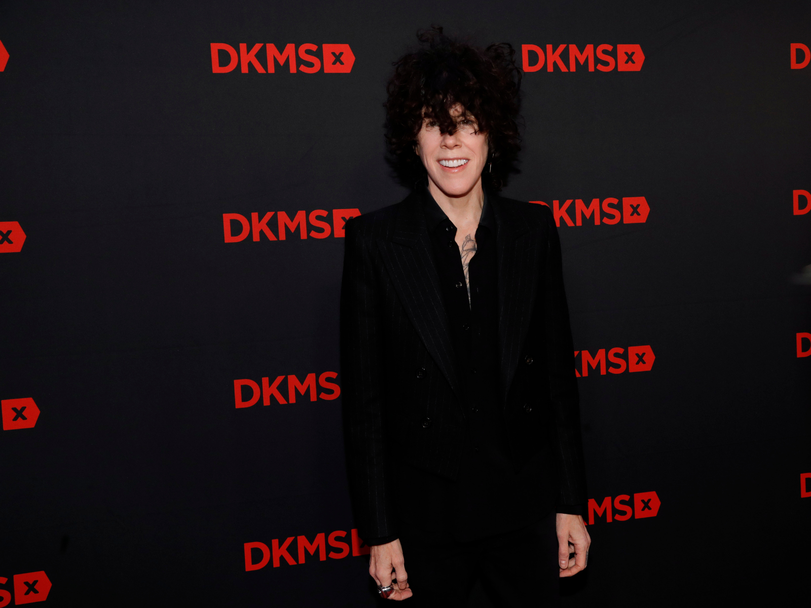 Foto von Sängerin LP auf dem Roten Teppich