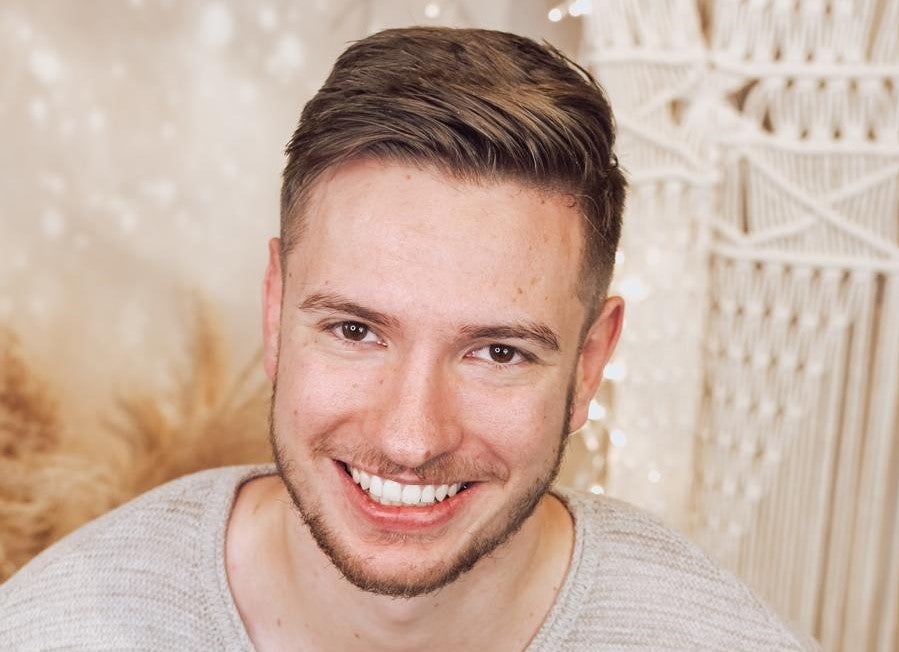 Ein Mann lächelt in die Kamera