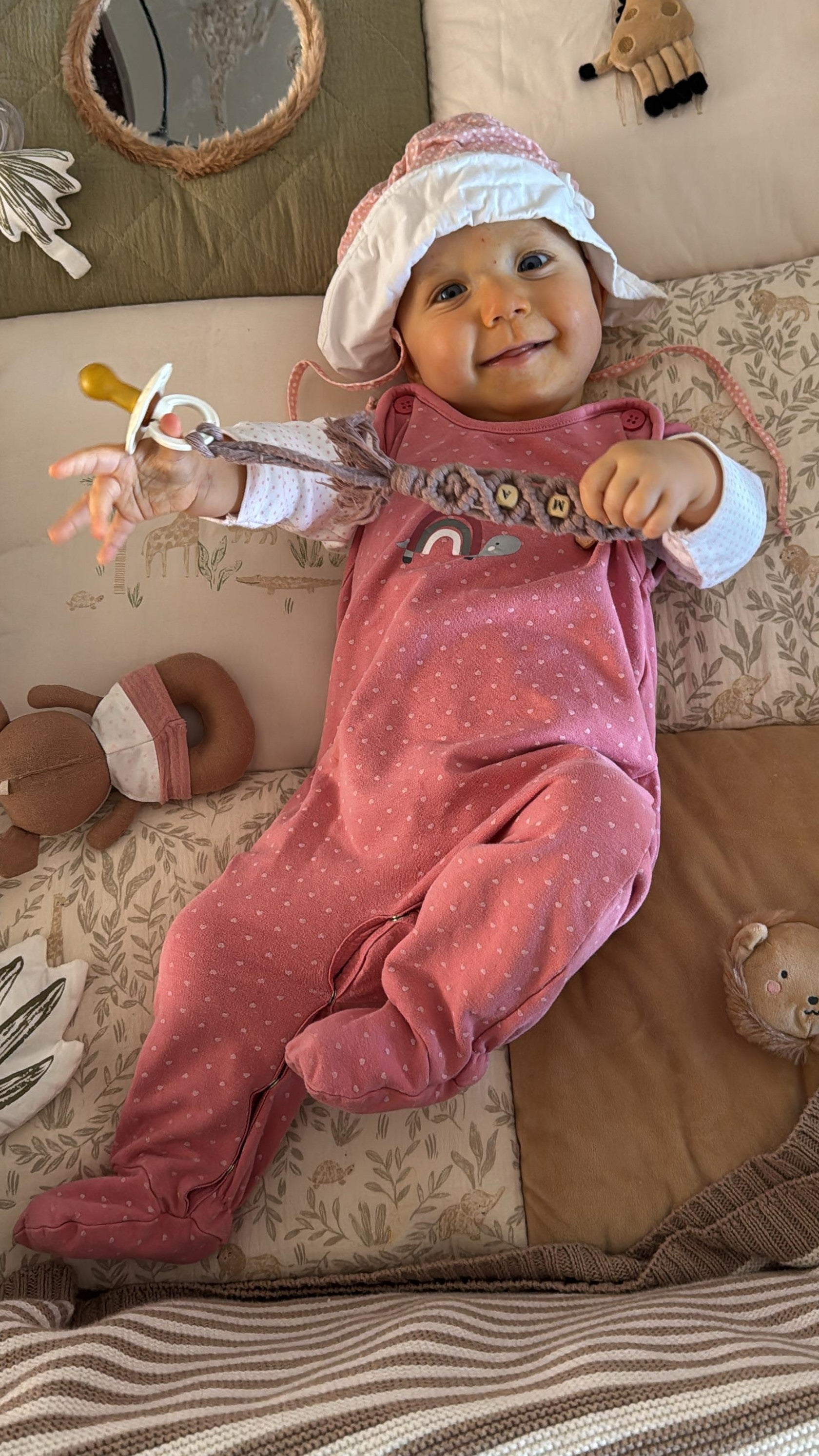 Ein Baby in einem Kinderbettchen