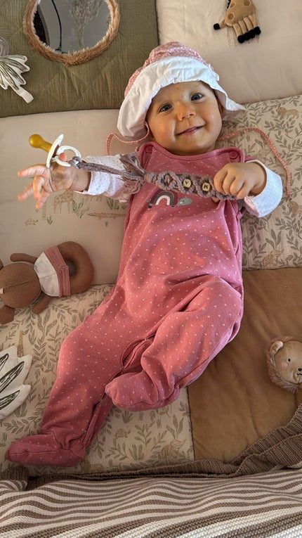 Ein Baby in einem Kinderbettchen