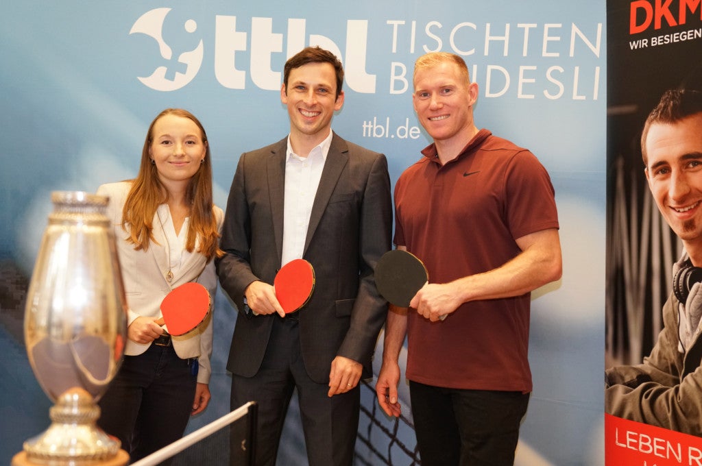 Pressetermin zum Start der Zusammenarbeit: v.l. Olesia Schweizer (DKMS, Nico Stehle (TTBL), Arthur Abele (Zehnkämpfer)