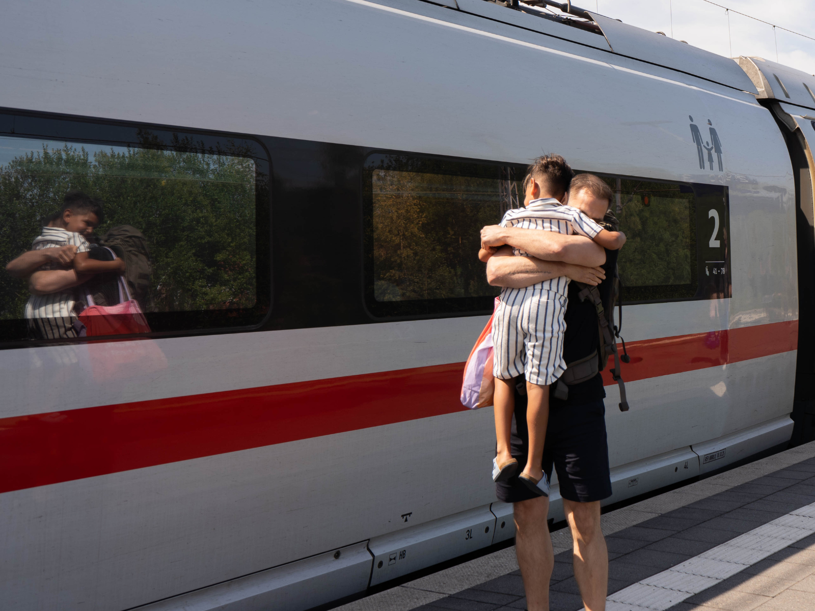 Am Bahnhof umarmt Spender Sven Shahil