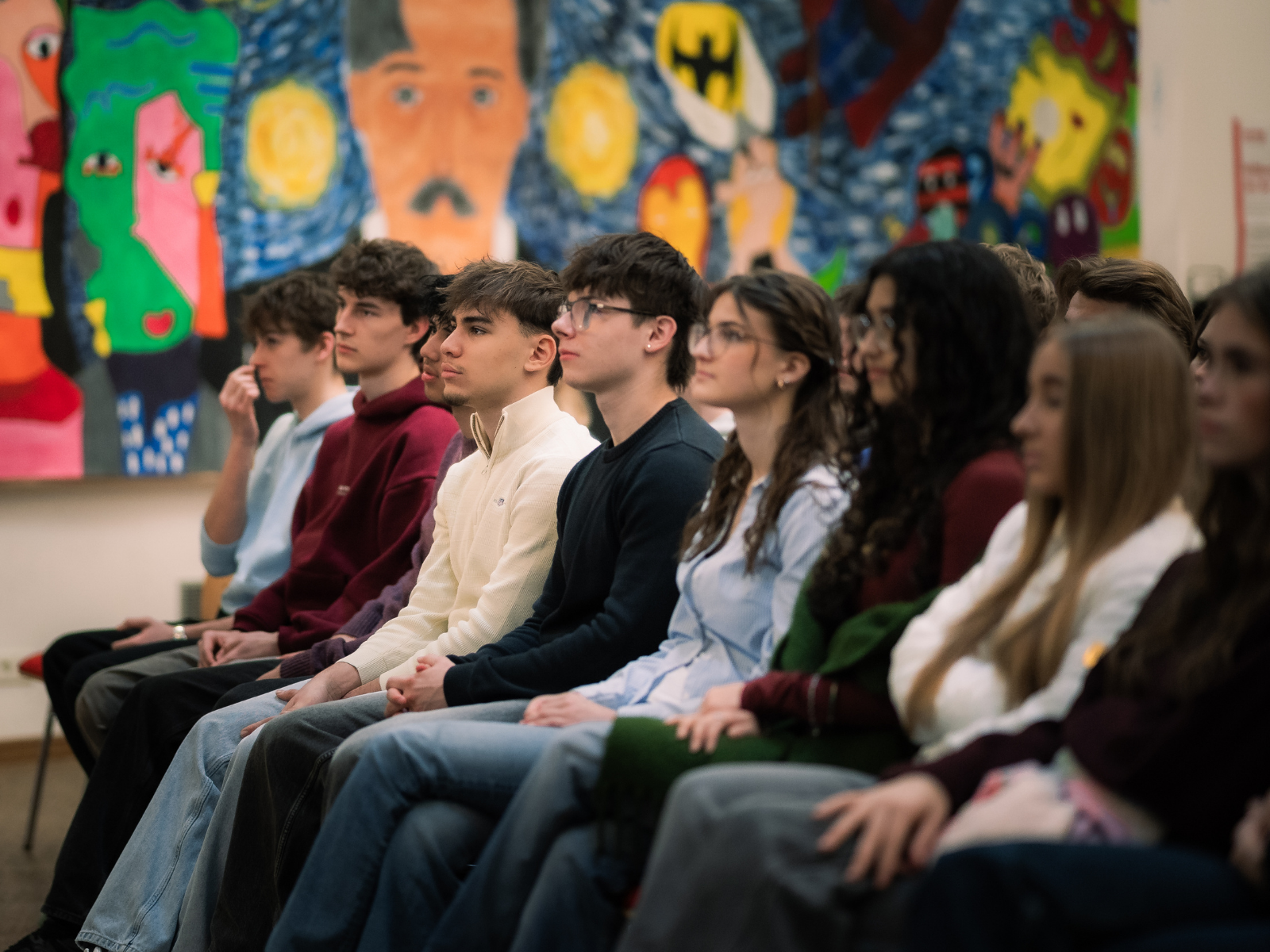 Schüler:innen erhalten bei einer DKMS Schulaktion Infos über Stammzellspenden