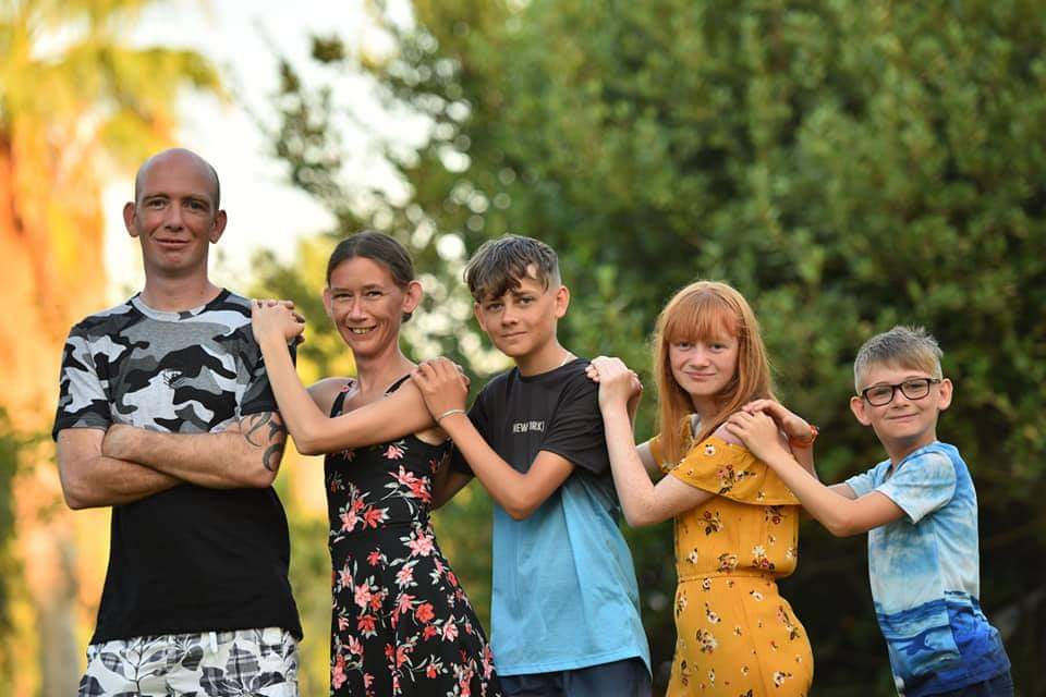 Jim (Mitte) mit seinen Eltern Antony und Joanne (l.) und Geschwistern Lily-May und Christopher (r.)