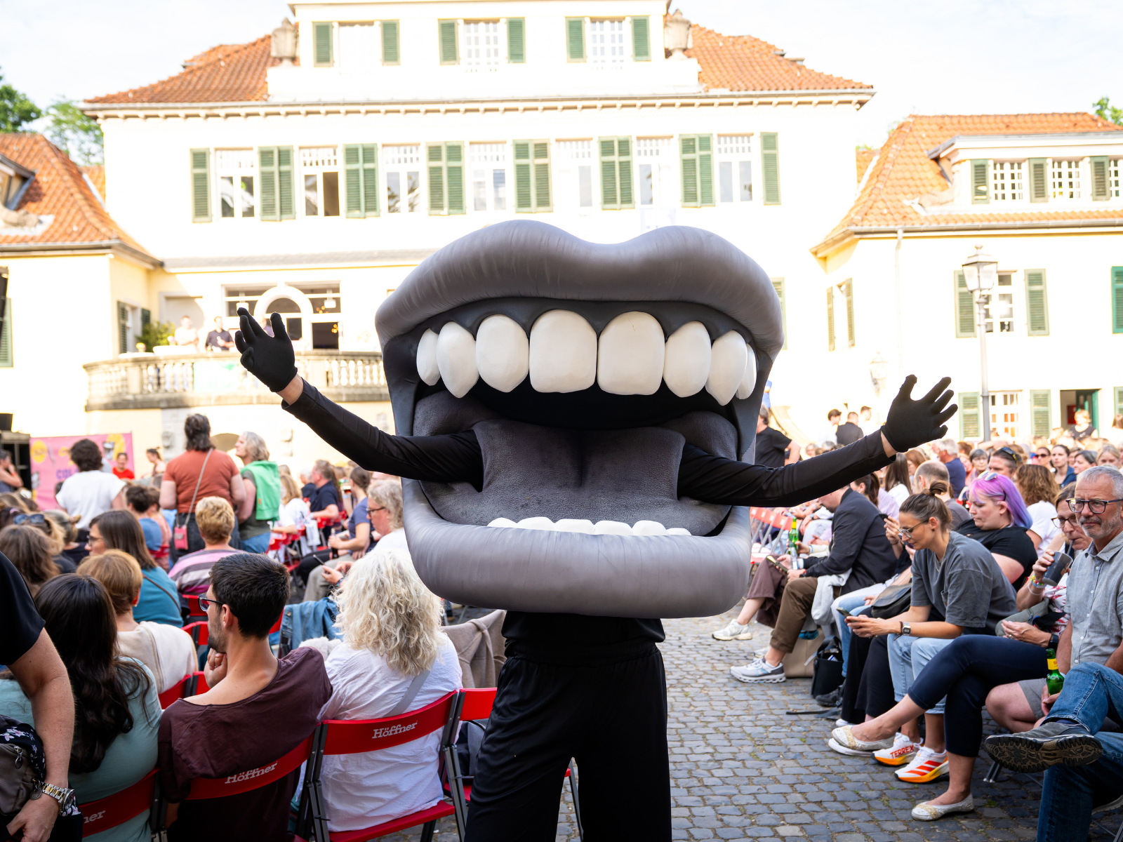Das DKMS-Maskottchen in Form eines Mundes 