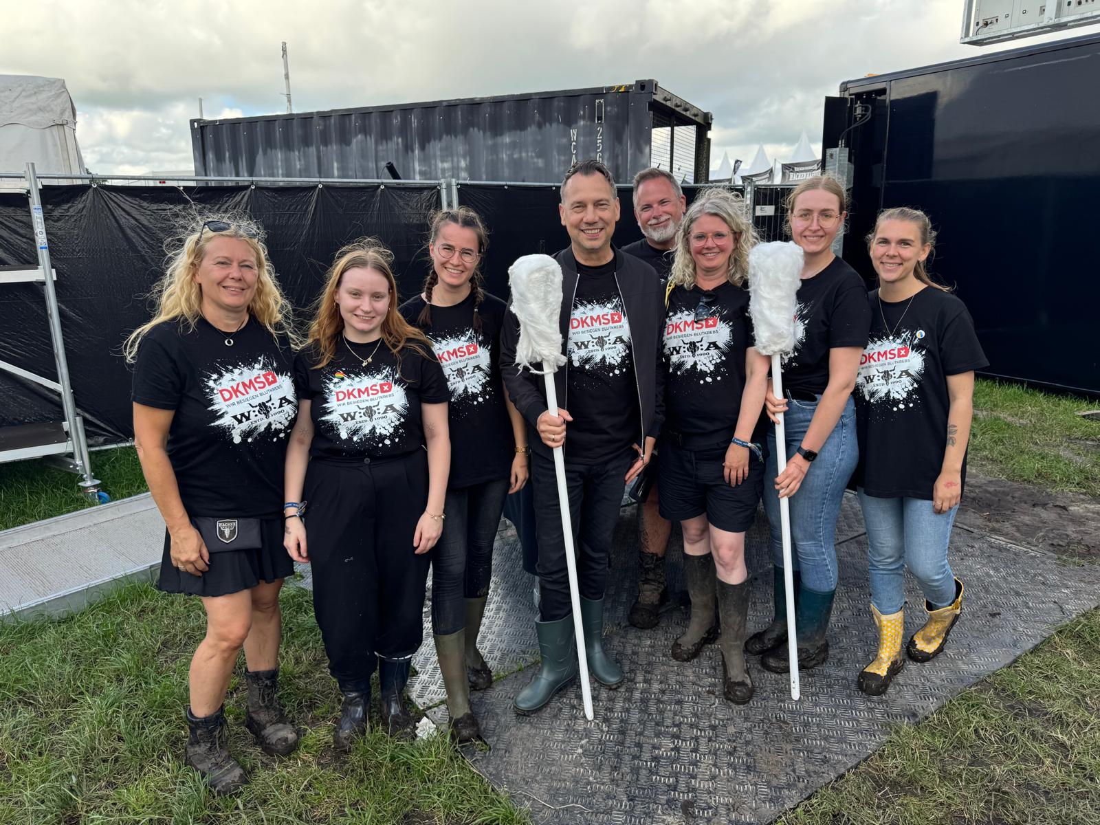 Eine Gruppe von Menschen posiert für ein Foto