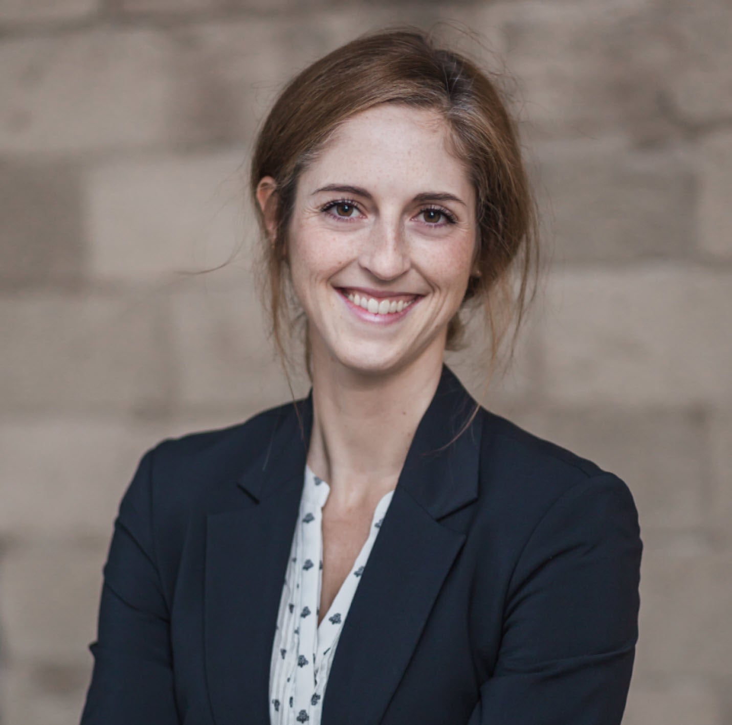 Eine Frau lächelt in die Kamera