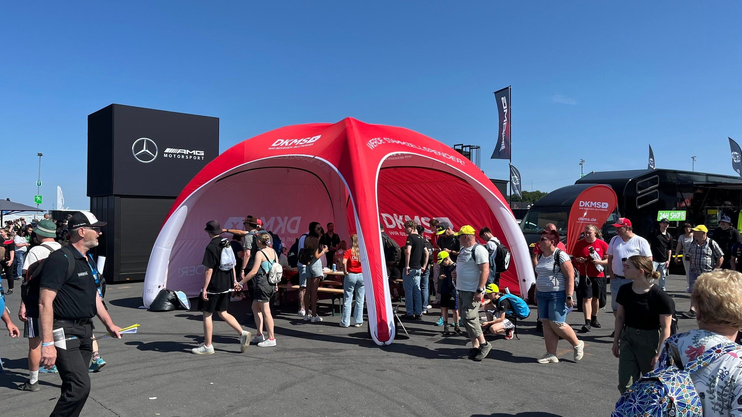 Eine Gruppe von Menschen in einem Zelt