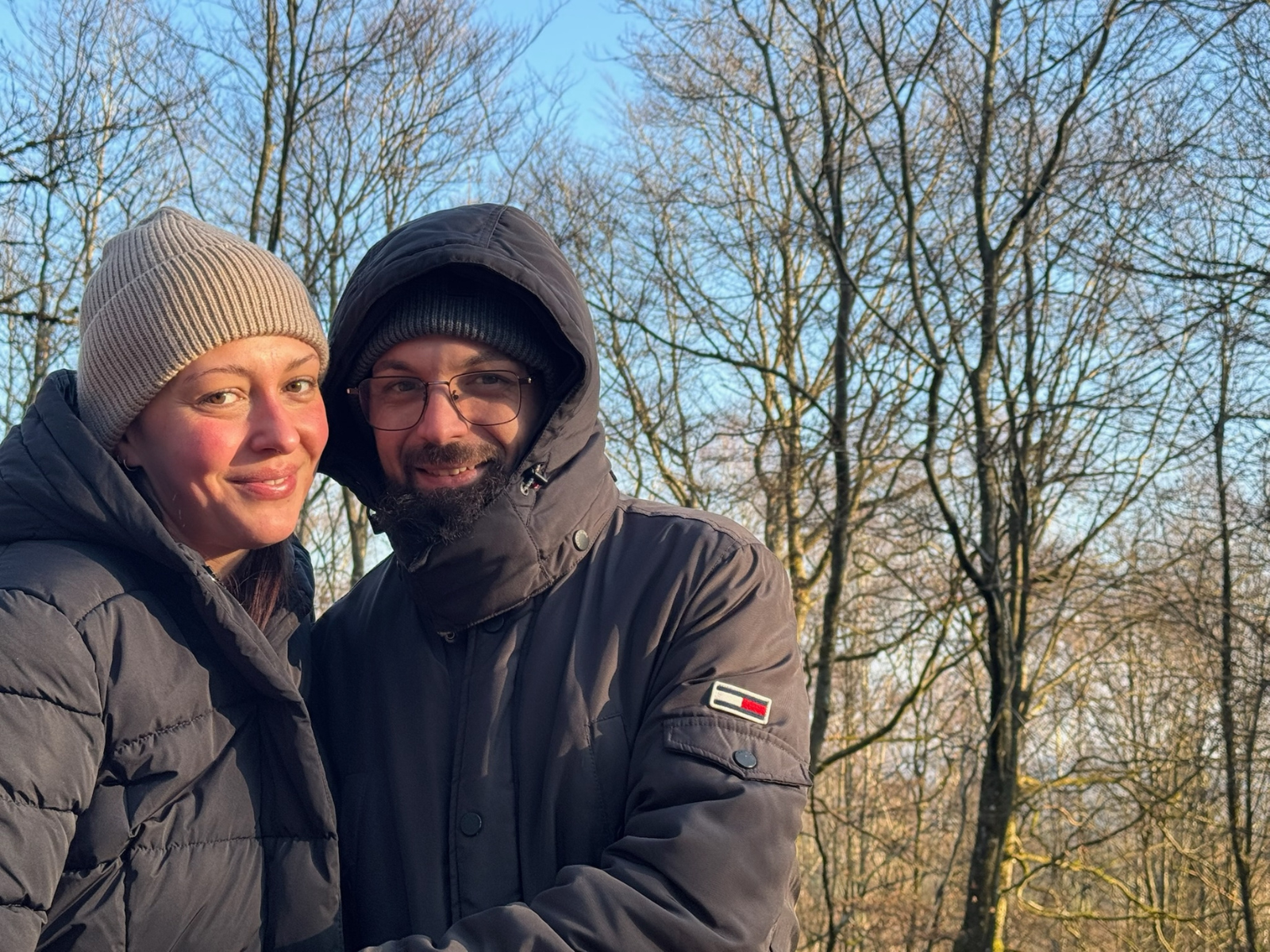 Marie und Pascal stehen zusammen im Wald