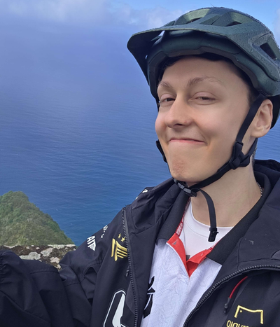 Foto von Creator Tolkin beim Radfahren