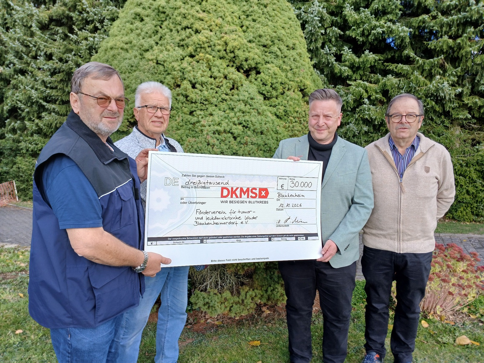 Der Förderverein für tumor- und leukämiekranke Kinder Blankenheimerdorf e.V überreicht der DKMS einen Scheck über 30.000 Euro