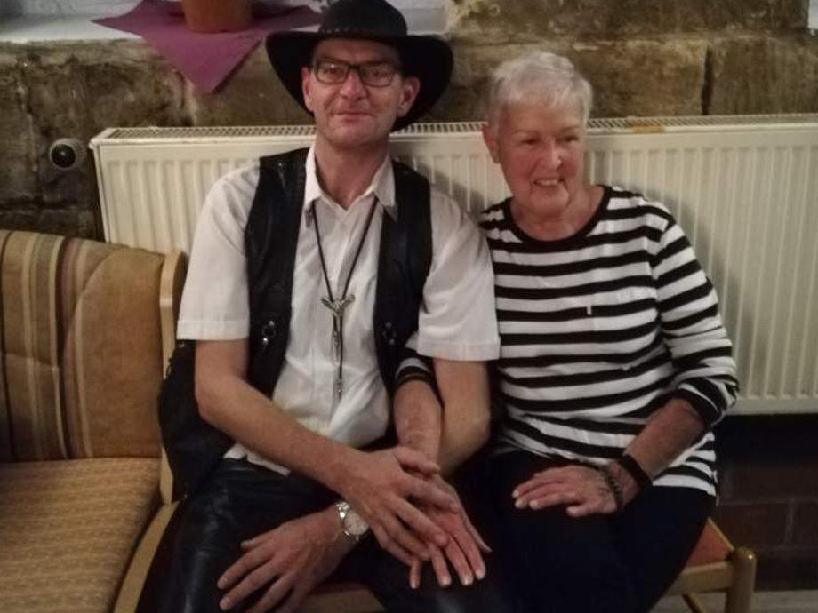 Ein Mann und eine Frau sitzen auf einer Couch