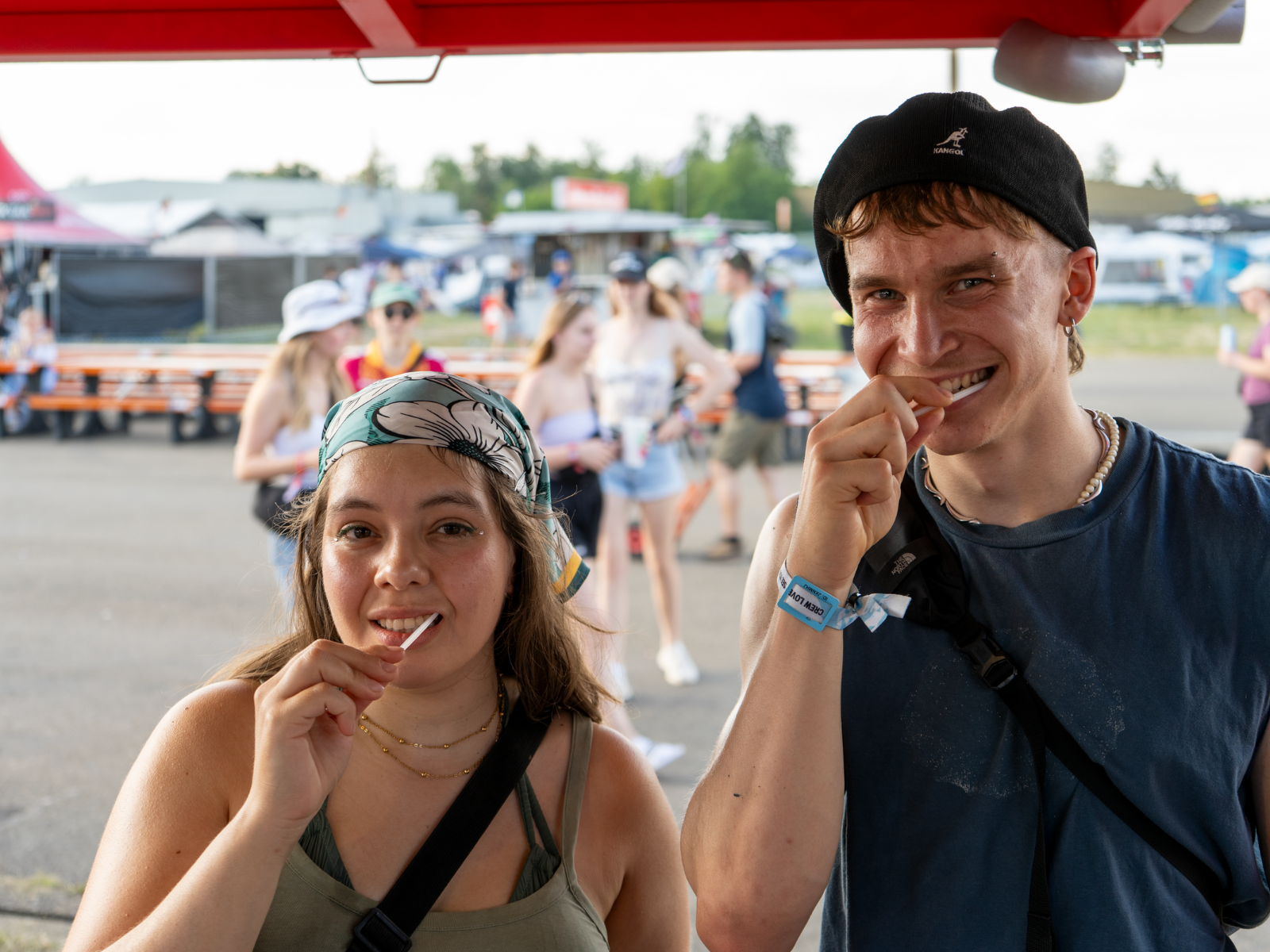 Zwei Festivalbesucher:innen machen einen Wangenabstrich